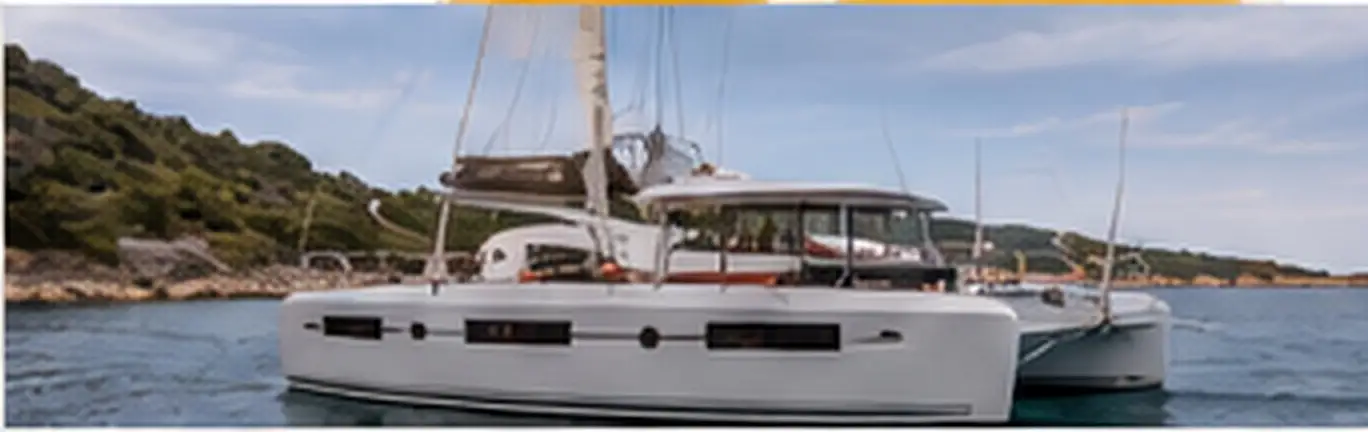 Katamaran Lagoon 50 w pełnym słońcu na Adriatyku.